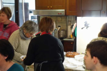 L’attività principale della Valletta è rimasta la preparazione della cena perché è attorno al tavolo, alle 8 ...